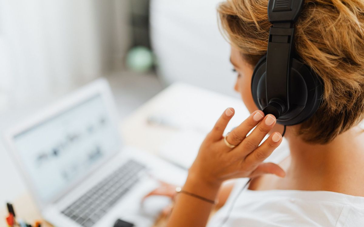 Computerhulp op afstand met headset en laptop