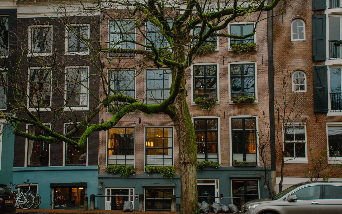 Straat met woningen in Nederland